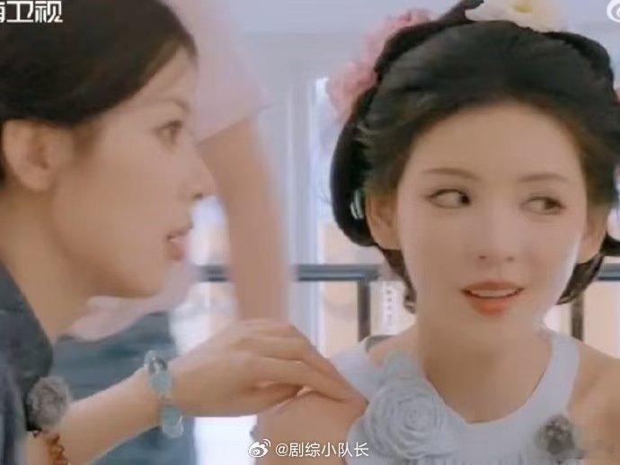 李佳琦自觉VS尚雯婕不自觉 面对两人的甜蜜互动，李佳琦默默退出保画面，尚雯婕却明