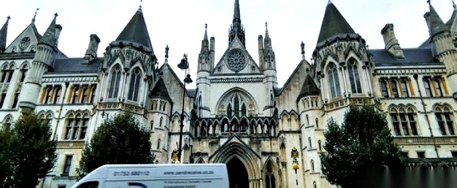 2.45亿的债，一对夫妻直接跑到了伦敦。
他们在英国法庭上，理直气壮地喊：“中国