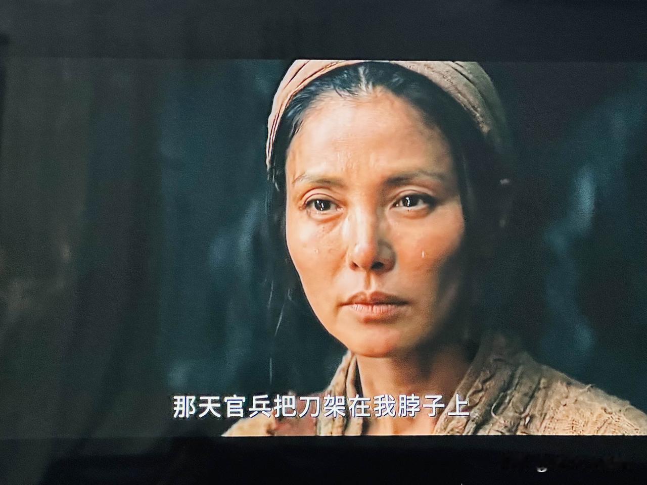 我在看电视。
没错，我在看电视《捕蛇说》
遥控器都找不到半年了，刚找到。
老爷们