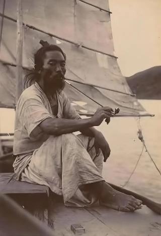 1904年的朝鲜船夫，还保持着传统汉式服装和发髻。1895年，亲日政府颁布 “断