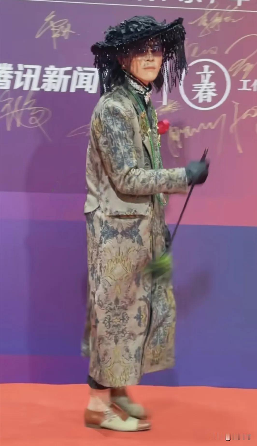 李沁最近在白皮书盛典上的亮相让大家大吃一惊，网友纷纷猜测她是不是怀孕了，面相变化