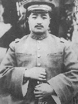 1939年深秋，晋西北山沟里风刮得鬼叫，叶子满地滚。贺龙病得厉害，窝在滑竿里赶路