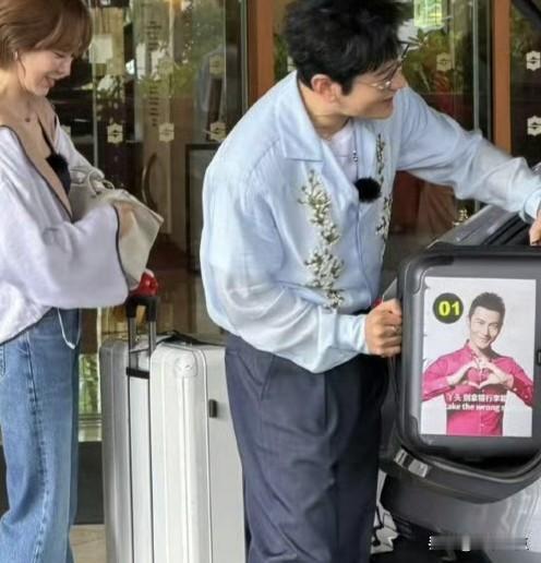 黄晓明你这行李箱也是太耿直了吧？
而且为什么是女生呢？
因为这次同行都是女生还是