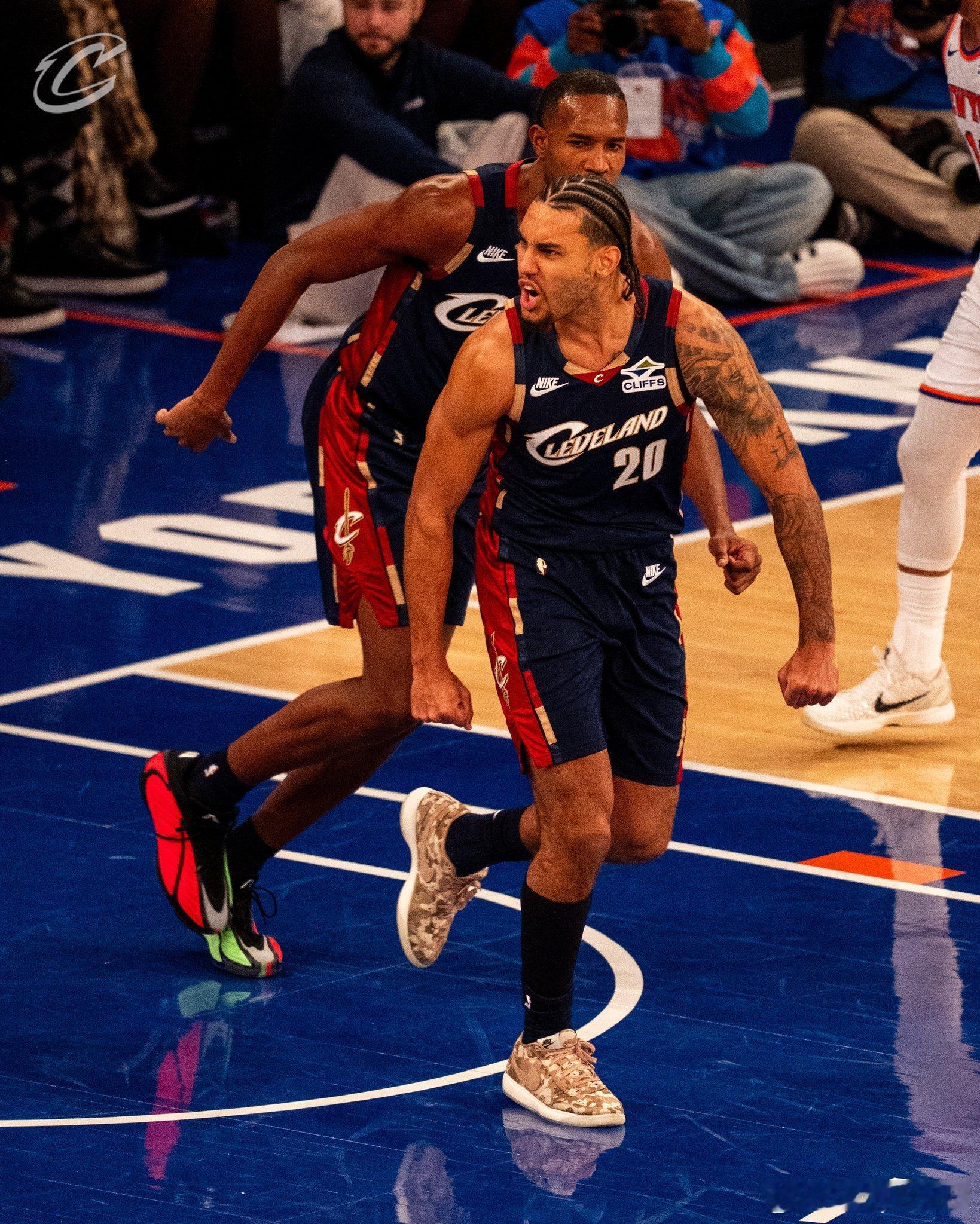 尼克斯和骑士给圣诞大战开了一个好头。尼克斯第四节单节42:28逆转了骑士，骑士本