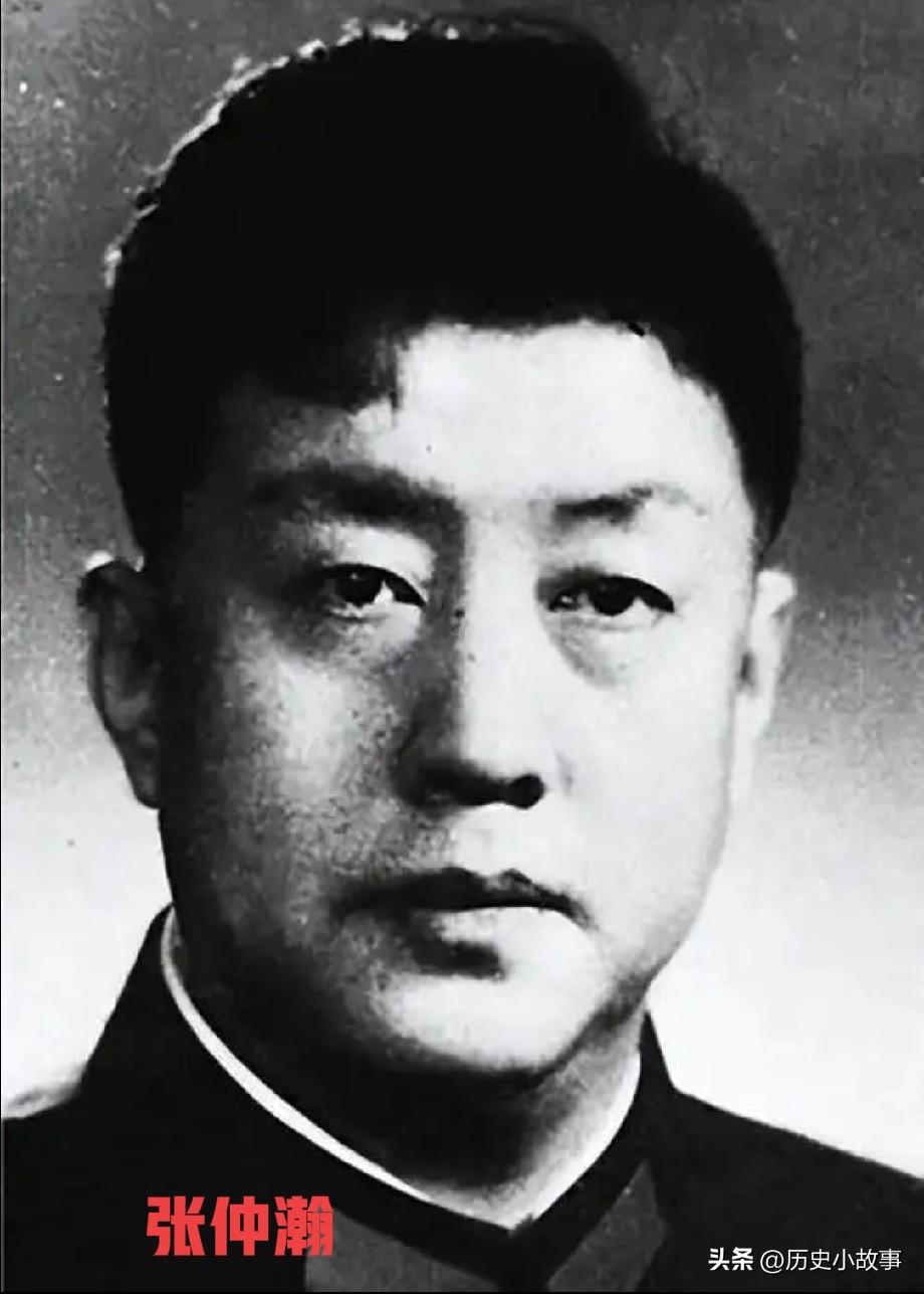 1954年河北东光刑场，一声枪响，八路军旅长李文成倒地。没人想到，行刑者背后那位