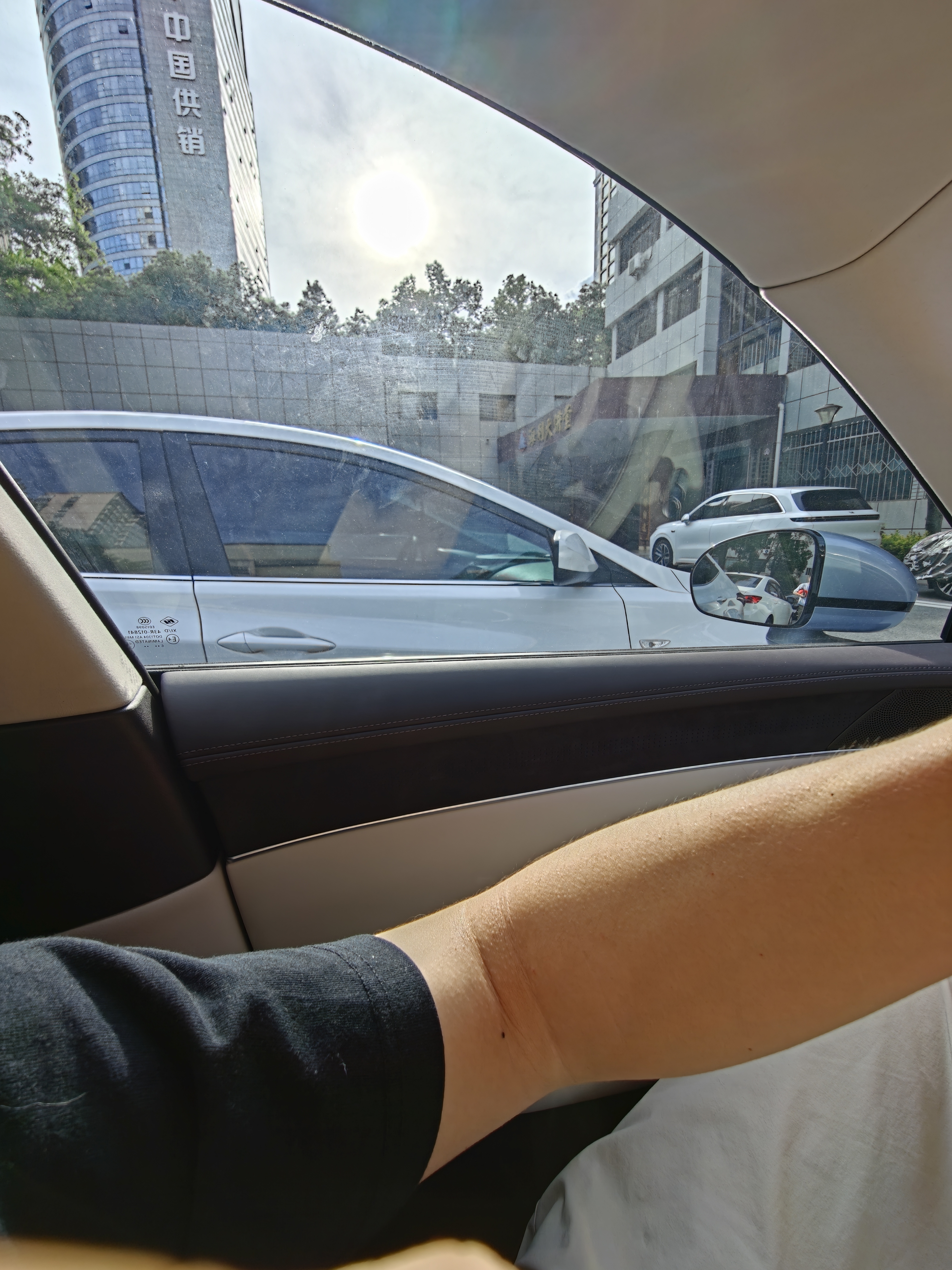 老有人喜欢显得自己很懂原理，就这个天，阳光直接照射在身上，热不热？这还是镀银玻璃