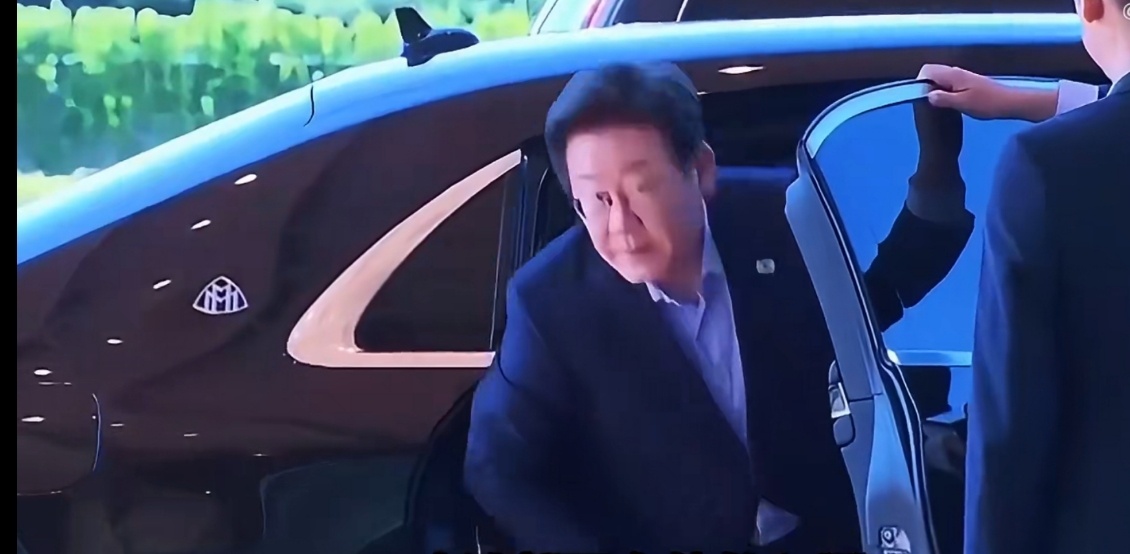 作为汽车工业传统强国，老大出行竟然没有自带个防弹捷尼赛思 代步，而是……迈巴赫 