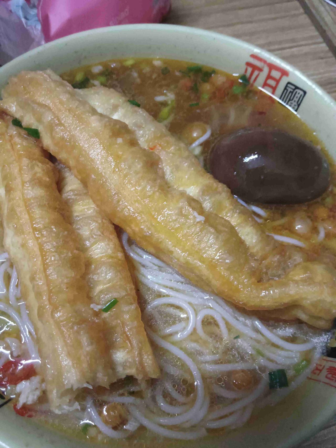 新年同欢
庭花灼灼映轩窗，新岁欢声满画堂。
盏里春光融笑语，眉间喜气漾清扬。
枝