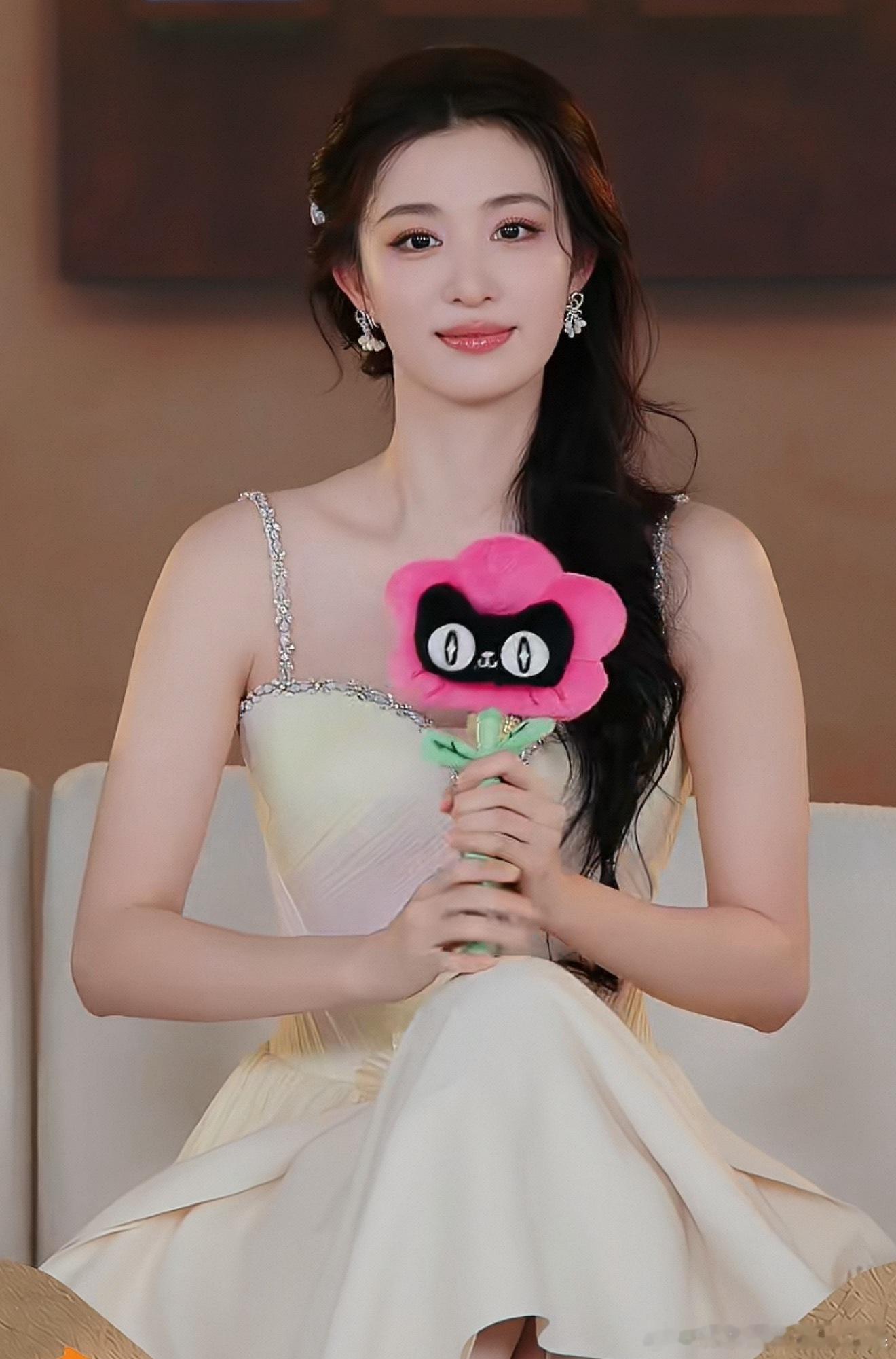 王楚然黄色吊带花朵裙漂亮宝贝[女孩儿]王楚然侧麻花辫 ​​​