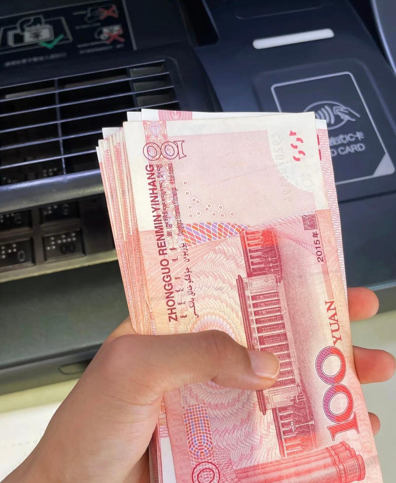 以后只用现金了原来1万现金这么多啊，突然感觉我很富有，钱花不完的样子；

为什么