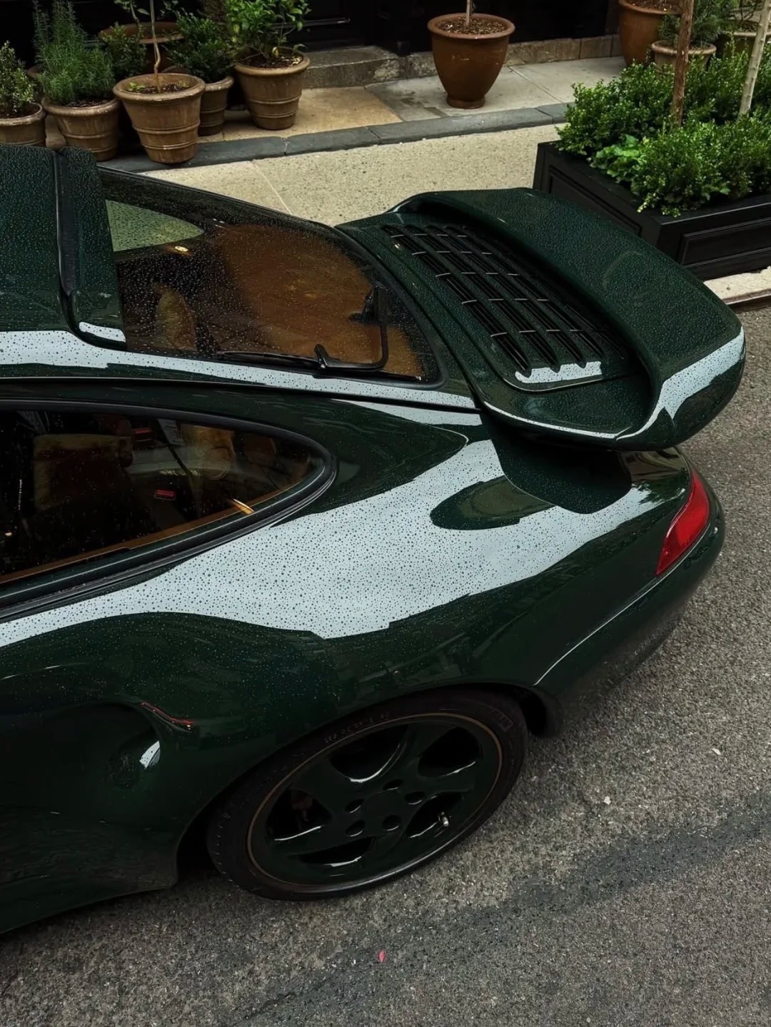 街角的保时捷 993 Turbo，气场独特绝美车片