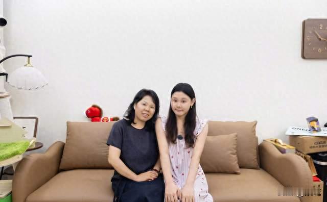 妈妈录综艺发烧求安慰，张家齐“细胞换一遍”，道尽两人情感错位