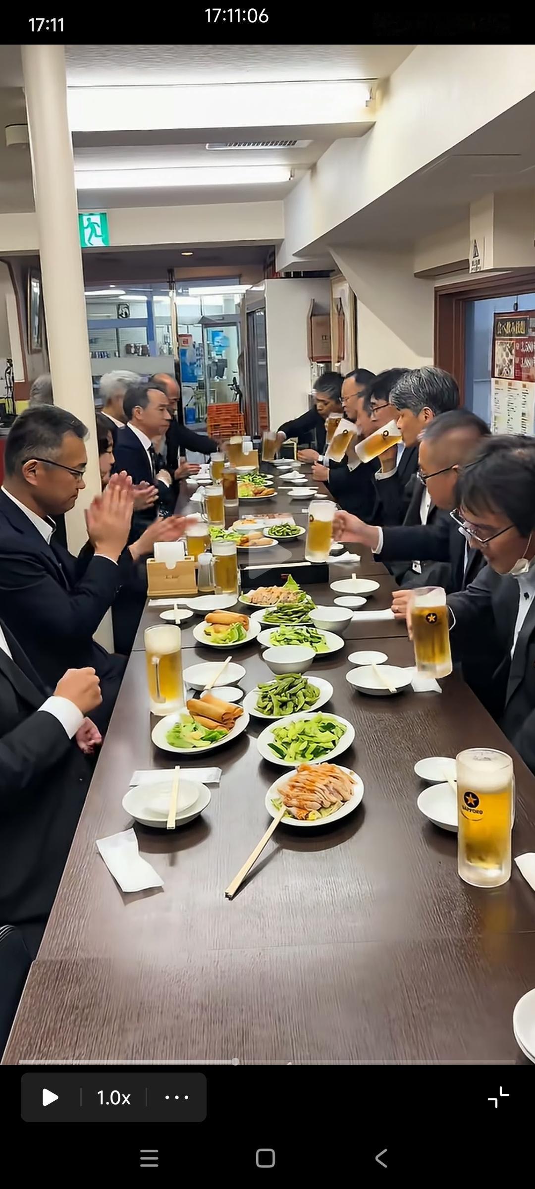 日本某公司搞团建，一群人西装革履去居酒屋喝酒。

他们喝啤酒就跟喝白酒一样，一小
