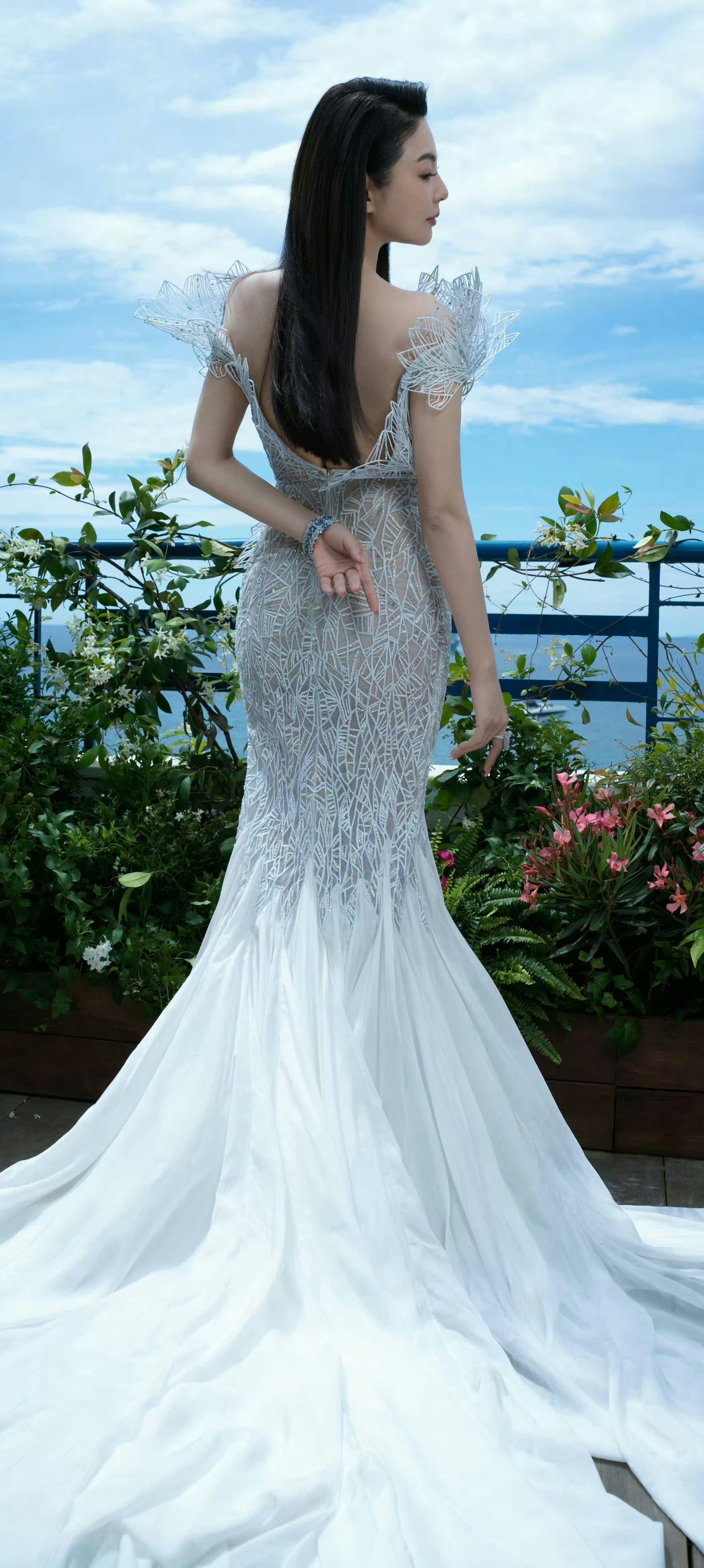 张雨绮穿搭壁纸，一组高跟美腿妆造美图。张雨绮