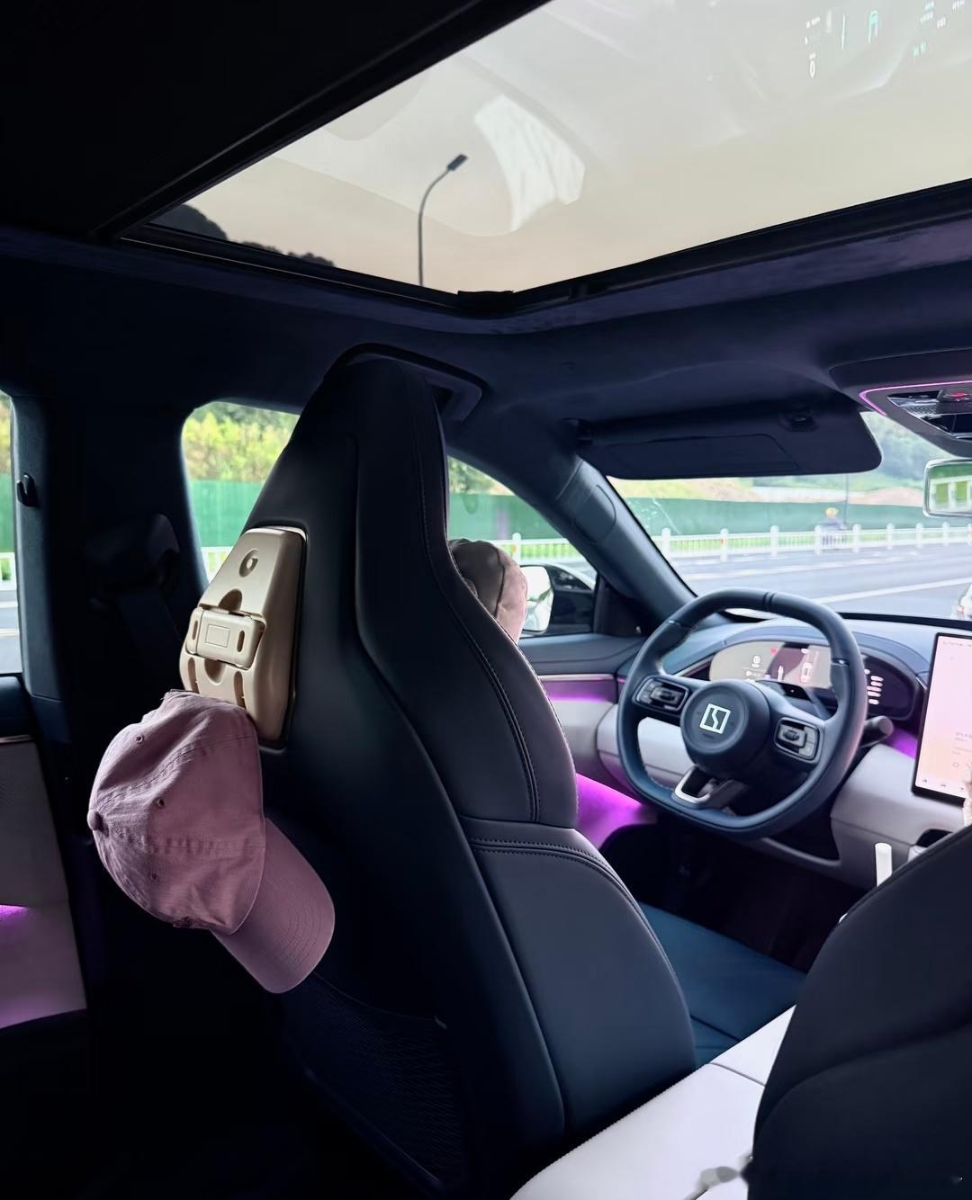 难得遇上晴朗无云的好天气，特意绕远路开了段盘山公路。极氪精准的转向和充沛的动力在