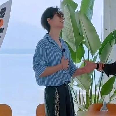 胡先煦急得嗓子都劈了，黄景瑜还笑嘻嘻要去投王安宇。

沈腾明明才是卧底，可黄景瑜