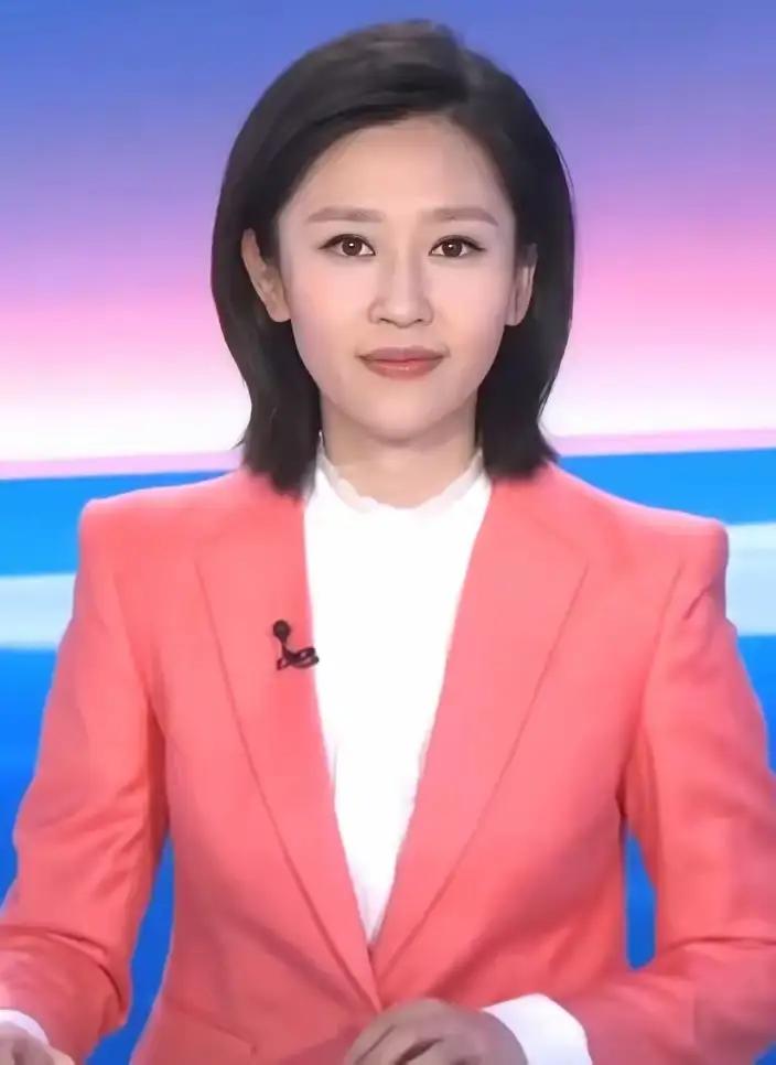 这位美女主持人太像当年的李修平了，真是中央台出美女，她比李修平还美，一代更比一代