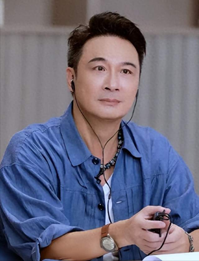 新加坡路人镜头戳穿近况：64 岁吴镇宇瘦到脱相，儿子成了最大遗憾