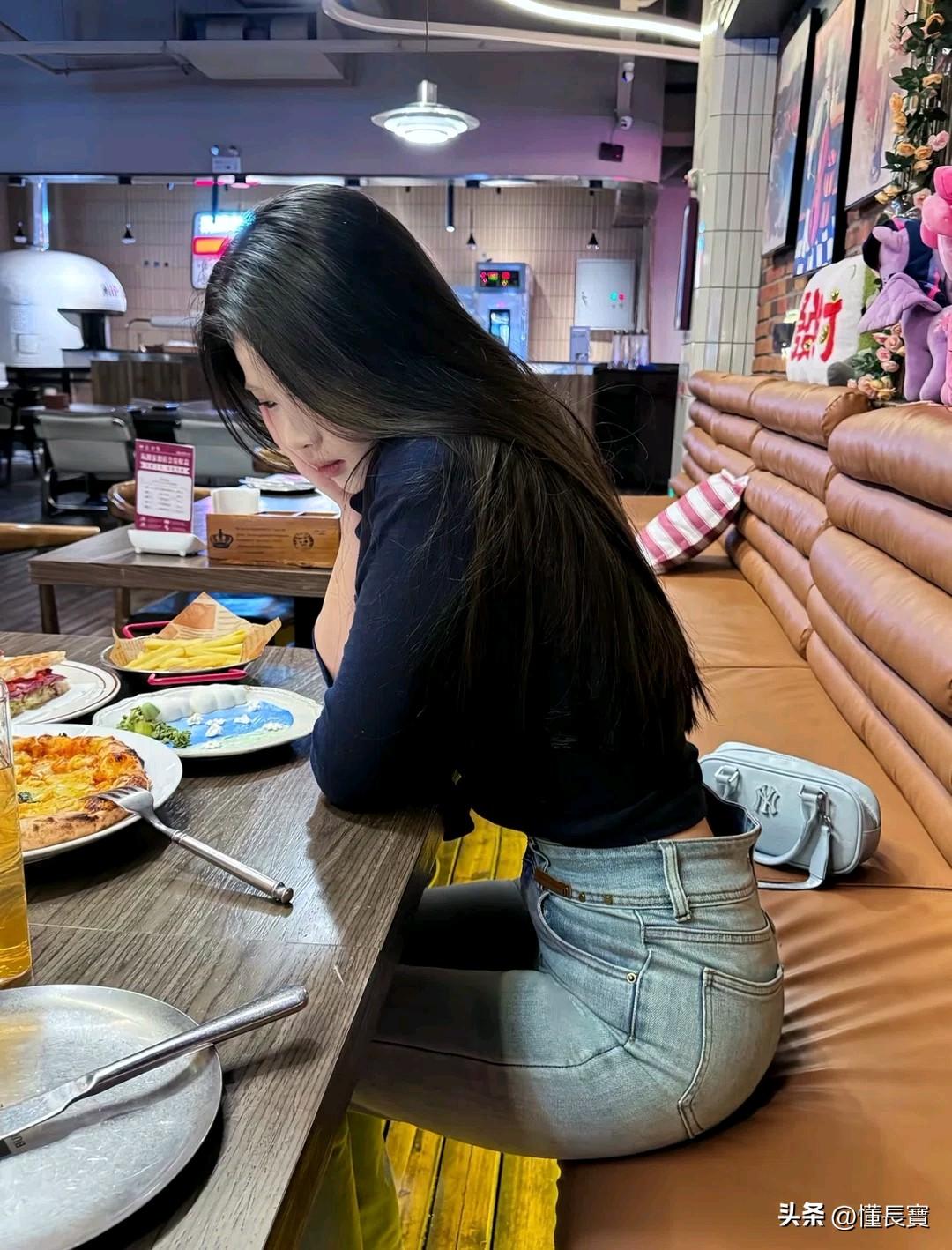 当岁月沉淀在世界的每个角落时，爱情的方向将一片茫然。