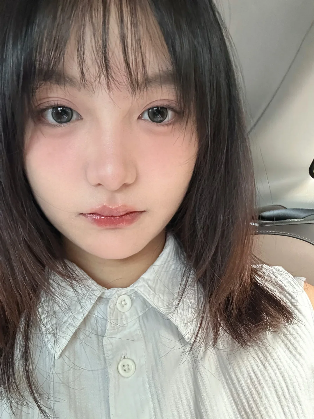 眼睛亮亮的