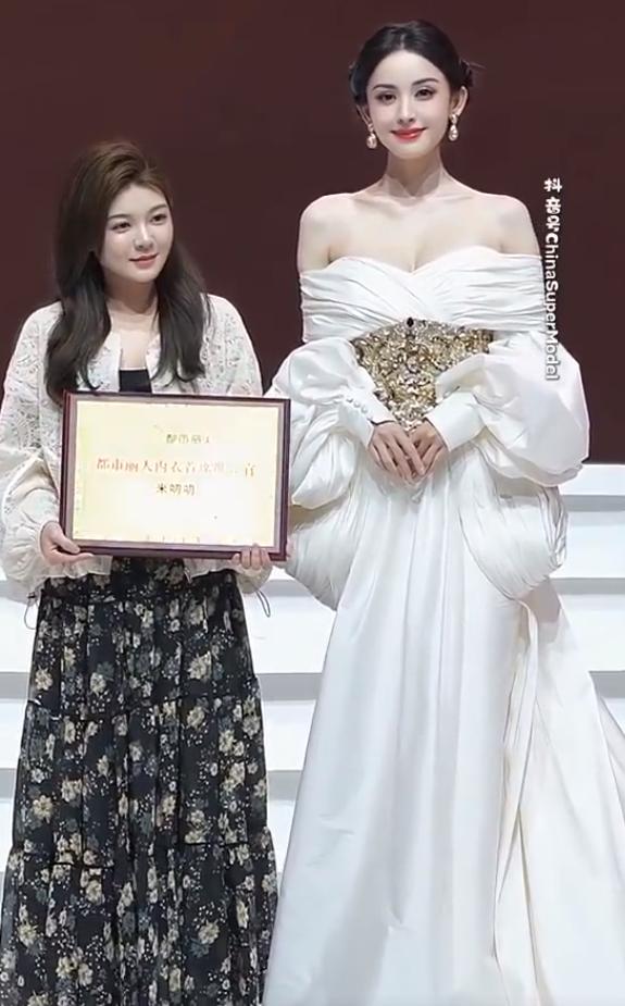 娜扎的颜值到底有多高？ 
左边这位应该是网红，而且在日常生活里算是美女的。
但右