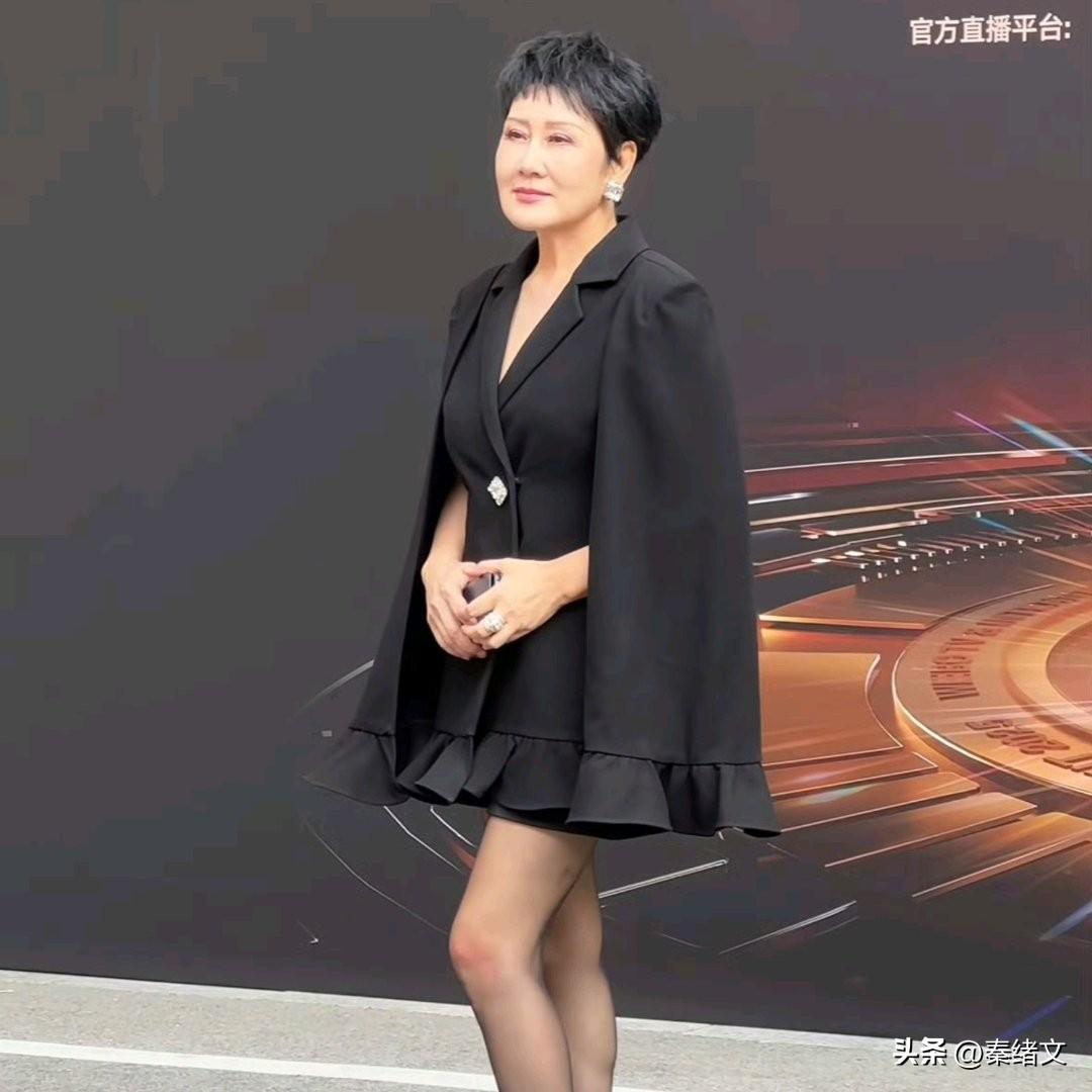 63岁张凯丽黑丝造型太颠覆！穿10cm高跟买菜，足力健代言反差笑喷网友
 
63