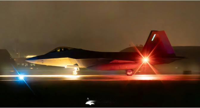 部署在以色列奥夫达空军基地的，美国空军最后12架F-22A“猛禽”隐身战斗机，7