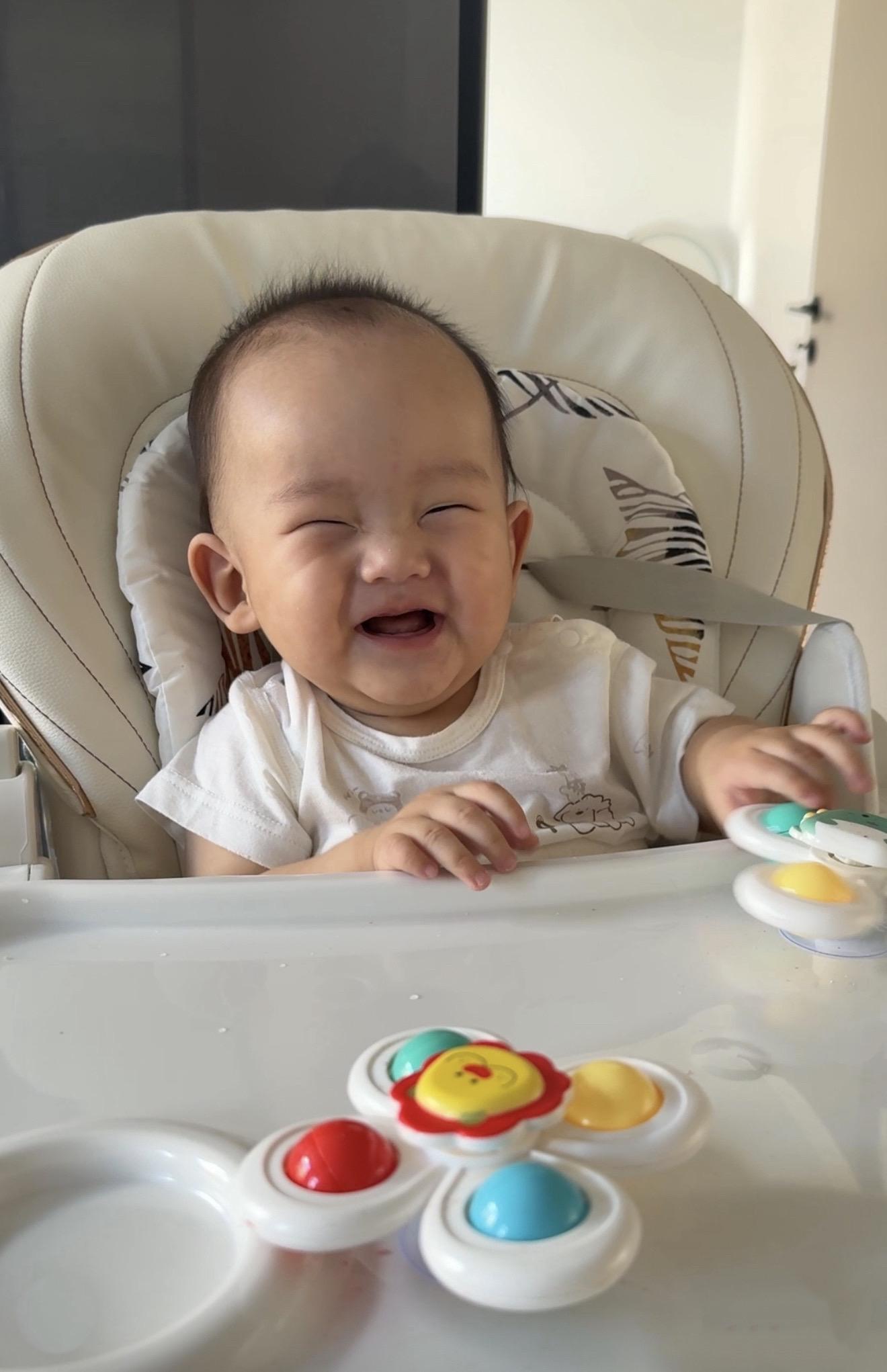 怀里的那个小人儿越抱越重 太多温暖的瞬间治愈我很庆幸见证了你的成长 也...