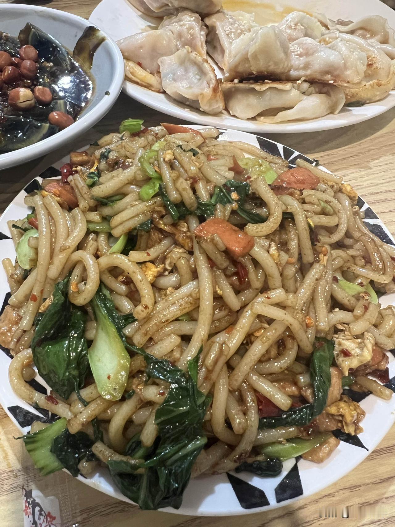 炒粉，煎饺，年糕，乐平人的夜宵是碳水炸弹。