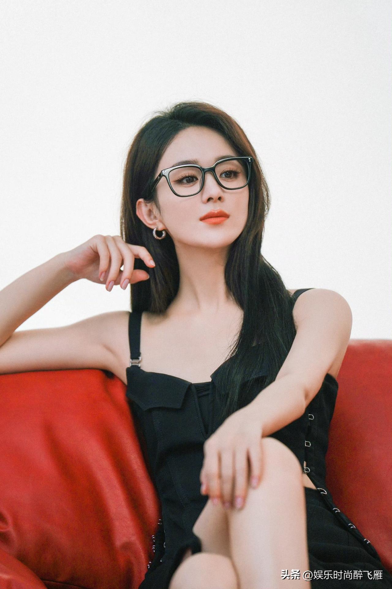赵丽颖颖宝，墨镜女神造型！
风格多变，魅力纷呈，以瞩目之姿勾绘多元化美感，时尚视