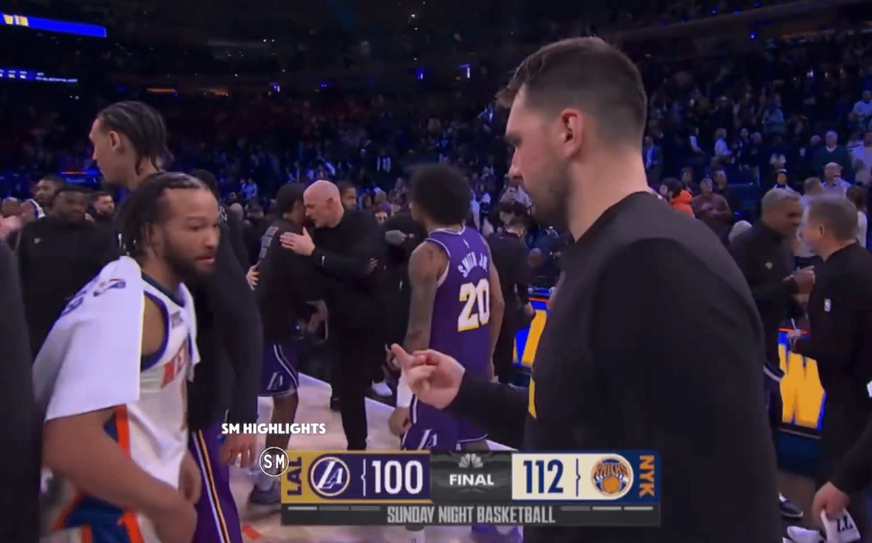 朴彩英火星哥格莱美开场中指？美媒Fullcourtpass发现，东契奇赛后和布伦