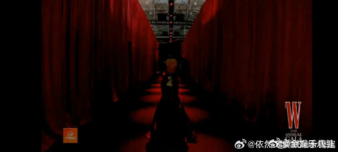 迪丽热巴大露背迪丽热巴红毯封神！高定加身气场全开，大露背设计吸睛无数，甩烟斗瞬间