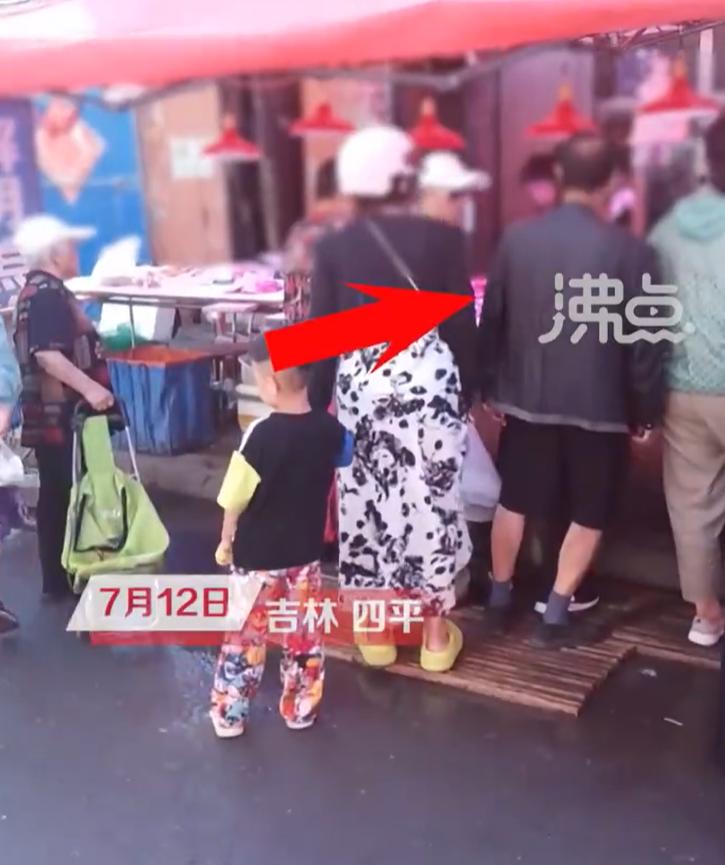 【 拍摄者：开始以为他要偷东西 感觉很恶心】7月12日，吉林四平。江女士在市场看