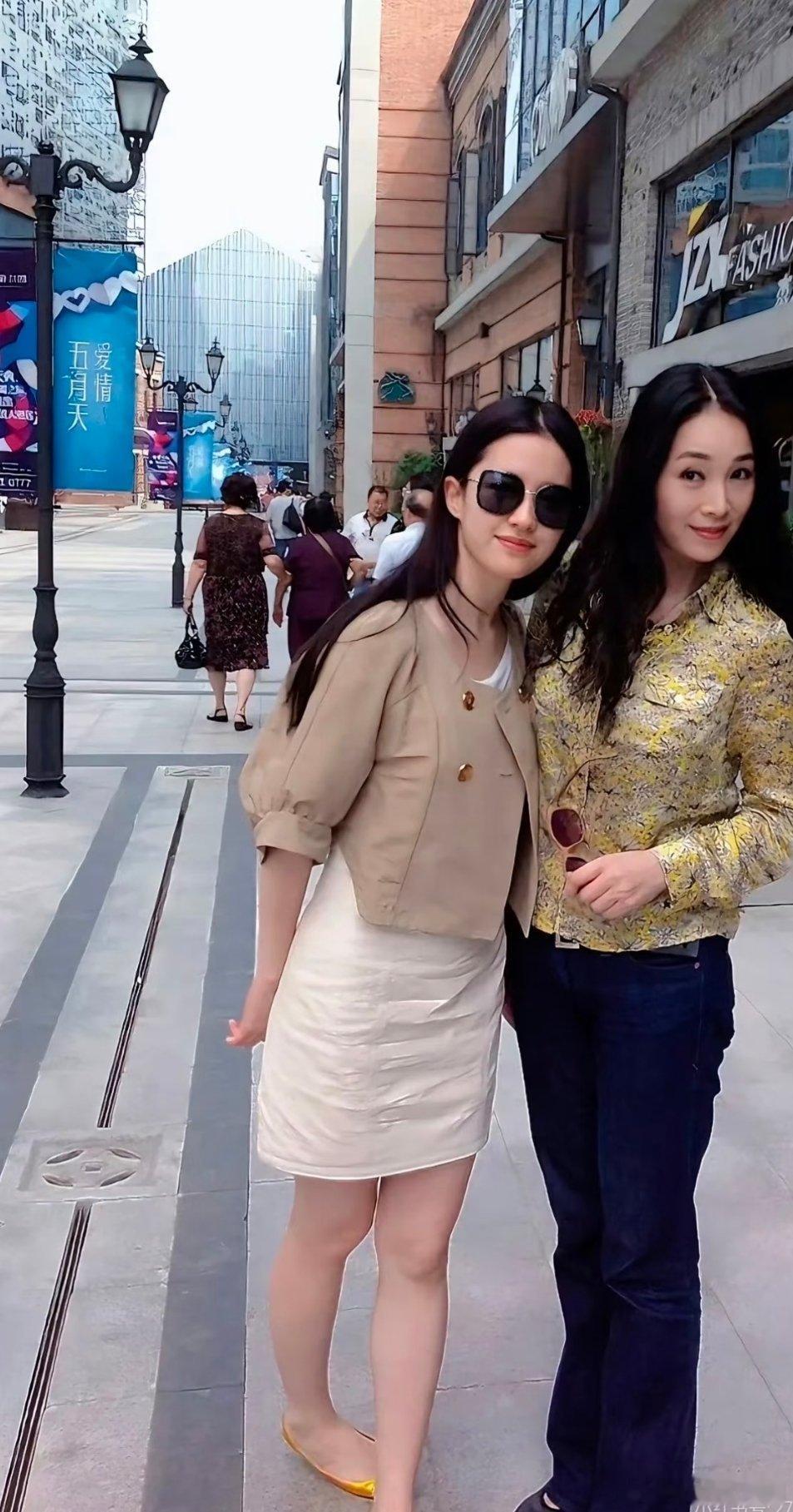 小姨镜头下的刘亦菲，一家子人都是高颜值小姨比刘亦菲还要高啊 