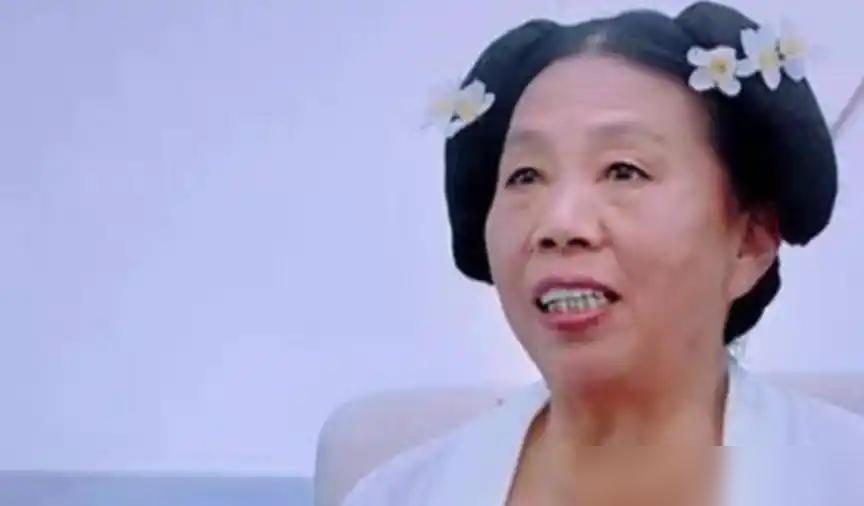 谁能想到，周星驰这次拍《功夫女足》，又把张美娥叫回来了。

搁别的剧组这事你敢信