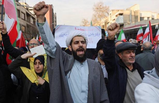 伊朗高层彻底摊牌！
伊朗议长卡利巴夫撕破脸，怒批强硬派，点名贾利利、萨贝蒂勾结极