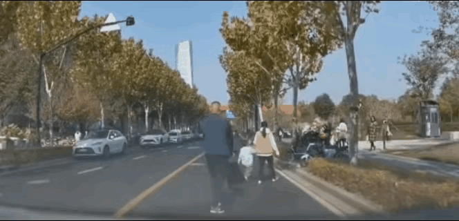 好好开车，路上马路上横着走的，也是无语，更无语的是，他竟然光天化日之下，当着老婆