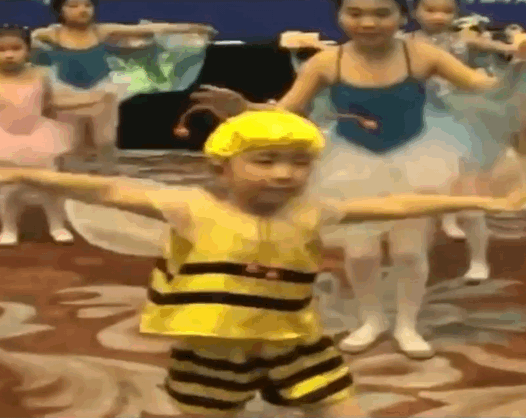 #易烊千玺压腿旧照#易烊千玺小蜜蜂前来报道🐝从小就学习跳舞的千玺太可爱了叭[求