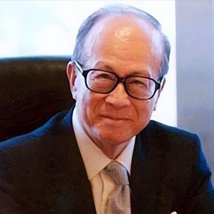 李嘉诚创业的初期，事业长期处于低谷期，最困难的时候，甚至连员工的工资都是借来的，