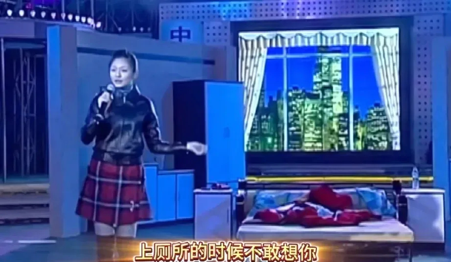 大唱歌时歌词质量不尽如人意，相比之下小更加青春活泼。大面部表情平淡无奇，网友质疑