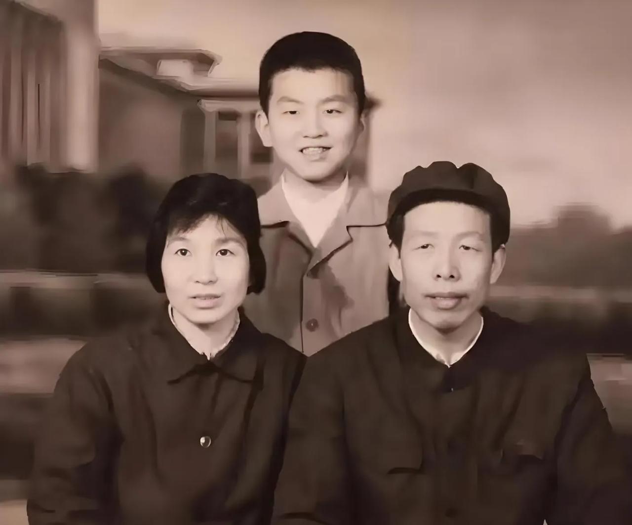 70年代，原央视主持人张泽群，小时候和父母，一张珍贵的留影，曾主持春晚十三年，妥