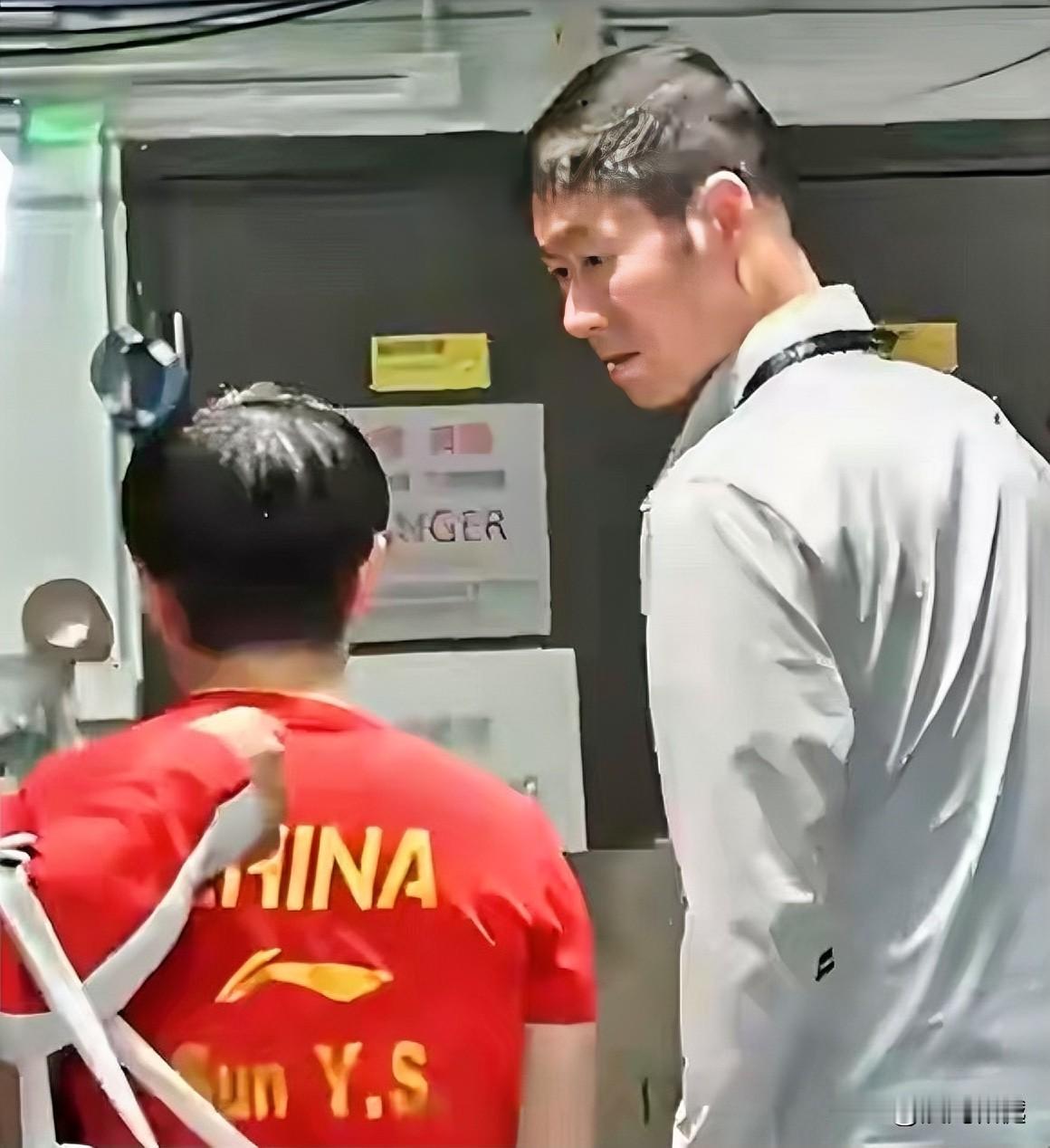 王励勤关心孙颖莎：不要勉强，身体健康第一位，扛不住就退！

这是孙颖莎因伤退出女