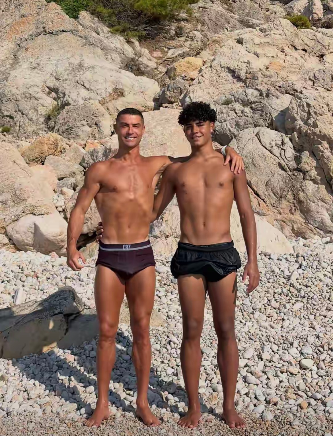 C罗晒与16岁儿子肌肉合照在结束世界杯后，C罗目前正在和家人们一起度假，享受家庭