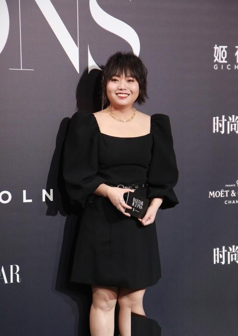 拿奖碰到界内大佬亲自颁奖，按理说下一秒就该是大家伙围上去，开开心心拍张大合照了对