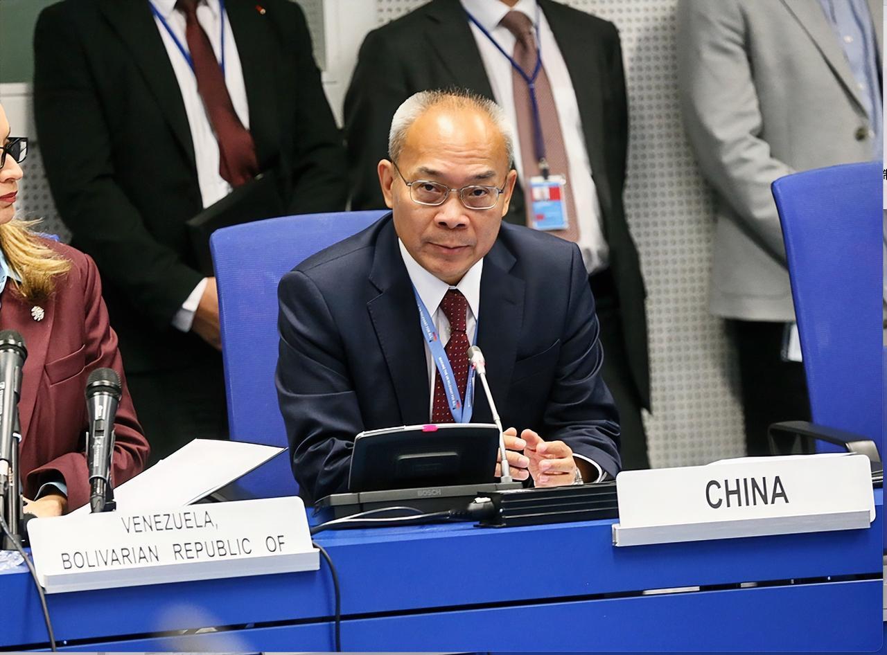 美国倒打一耙，居心叵测！

日前，美国副国务卿迪南诺在日内瓦裁军谈判会议上宣称，