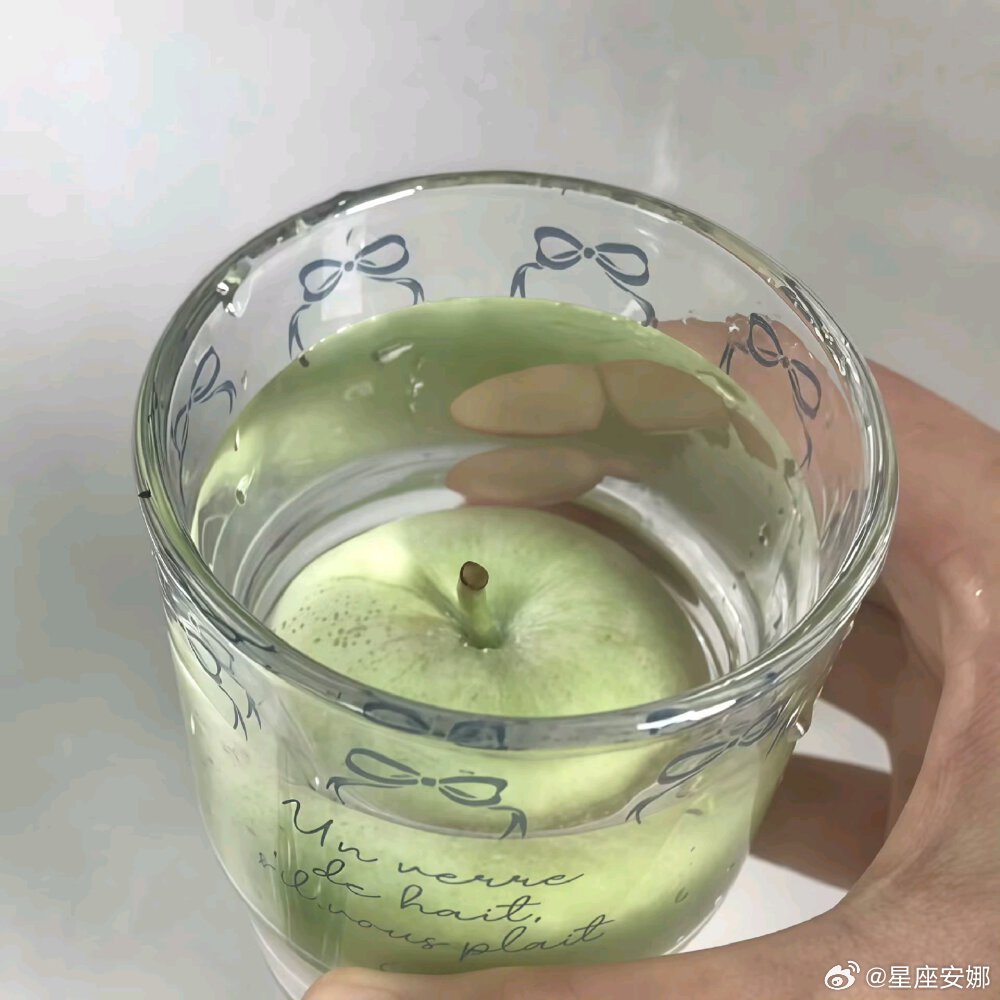 双鱼座习惯性善待周遭，习惯性共情弱者。很容易心软，见不得别人难过；可一味的付出，