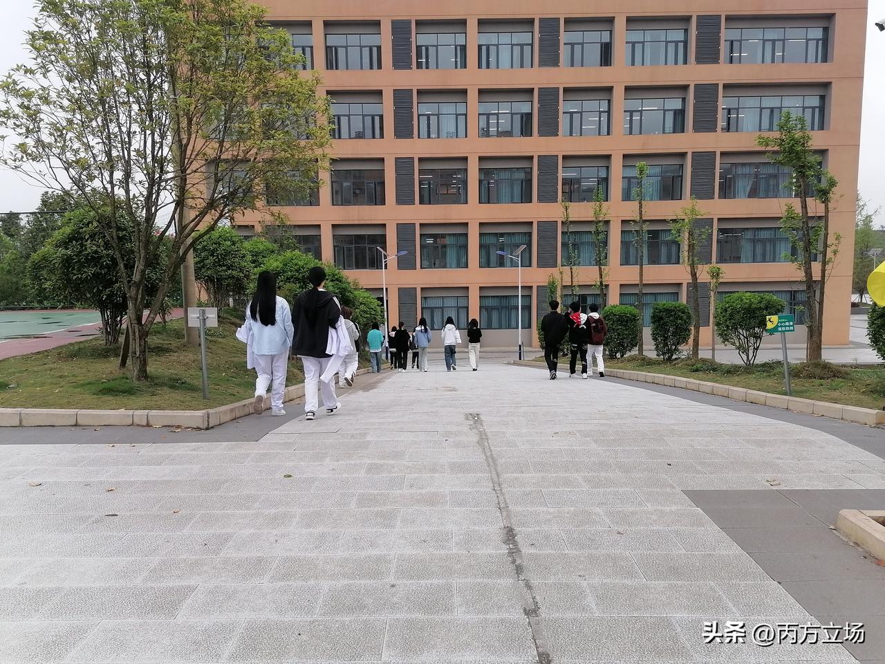 手上拿着护理专业衣服的学生，校园里随处可见。能够学好一门课程、一个专业，往往源于