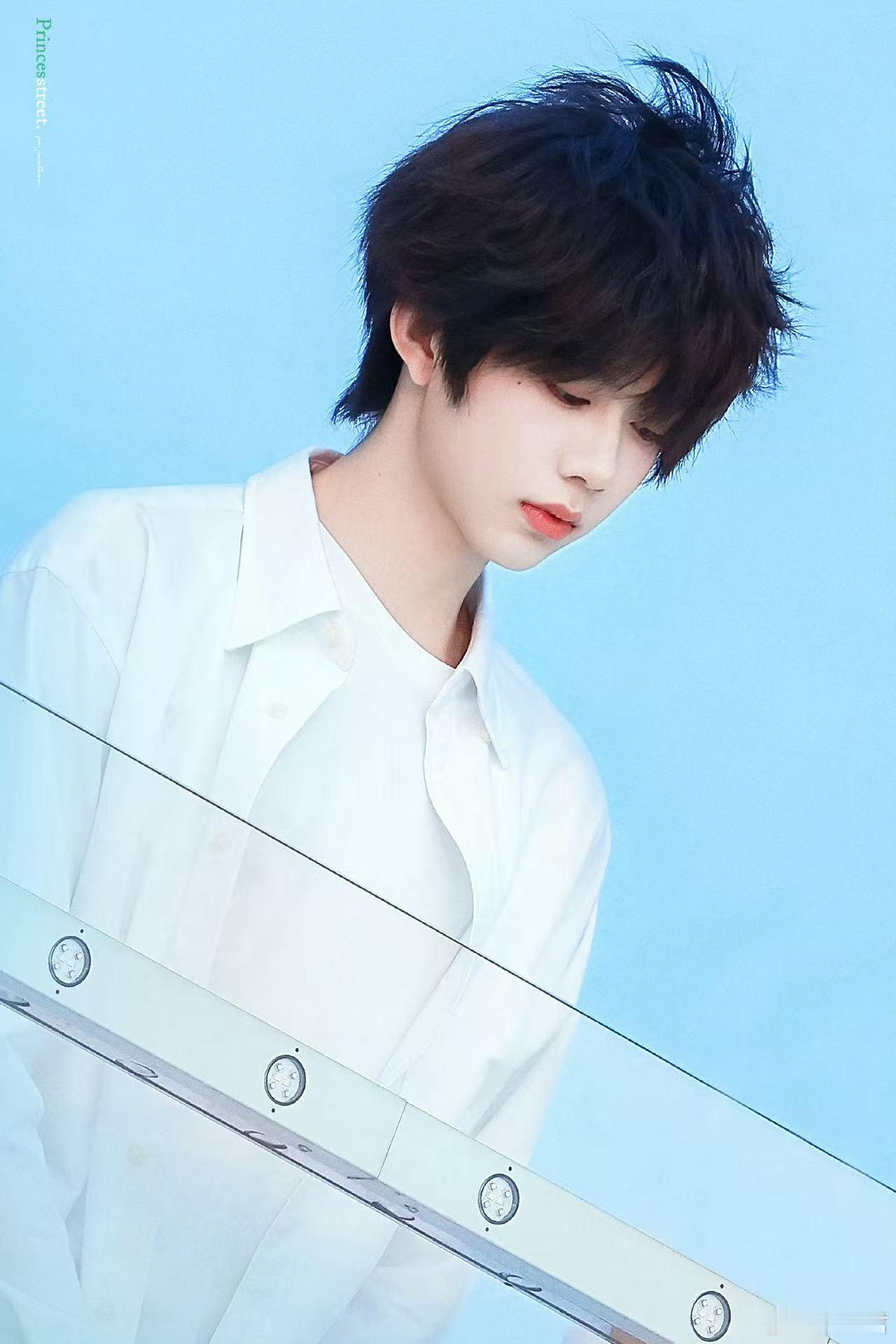 陈奕恒夏日海边氛围感 恭喜林清源学长杀青，海边的每一帧都值得收藏，陈奕恒把夏日浪