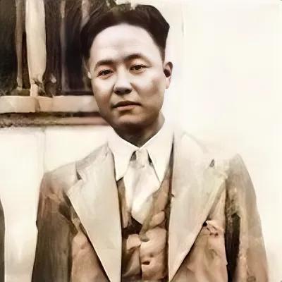 李士群与戴笠斗法，终于还是死在了一碟牛肉饼上，年仅38岁。他一生谨慎，甘为丁墨邨