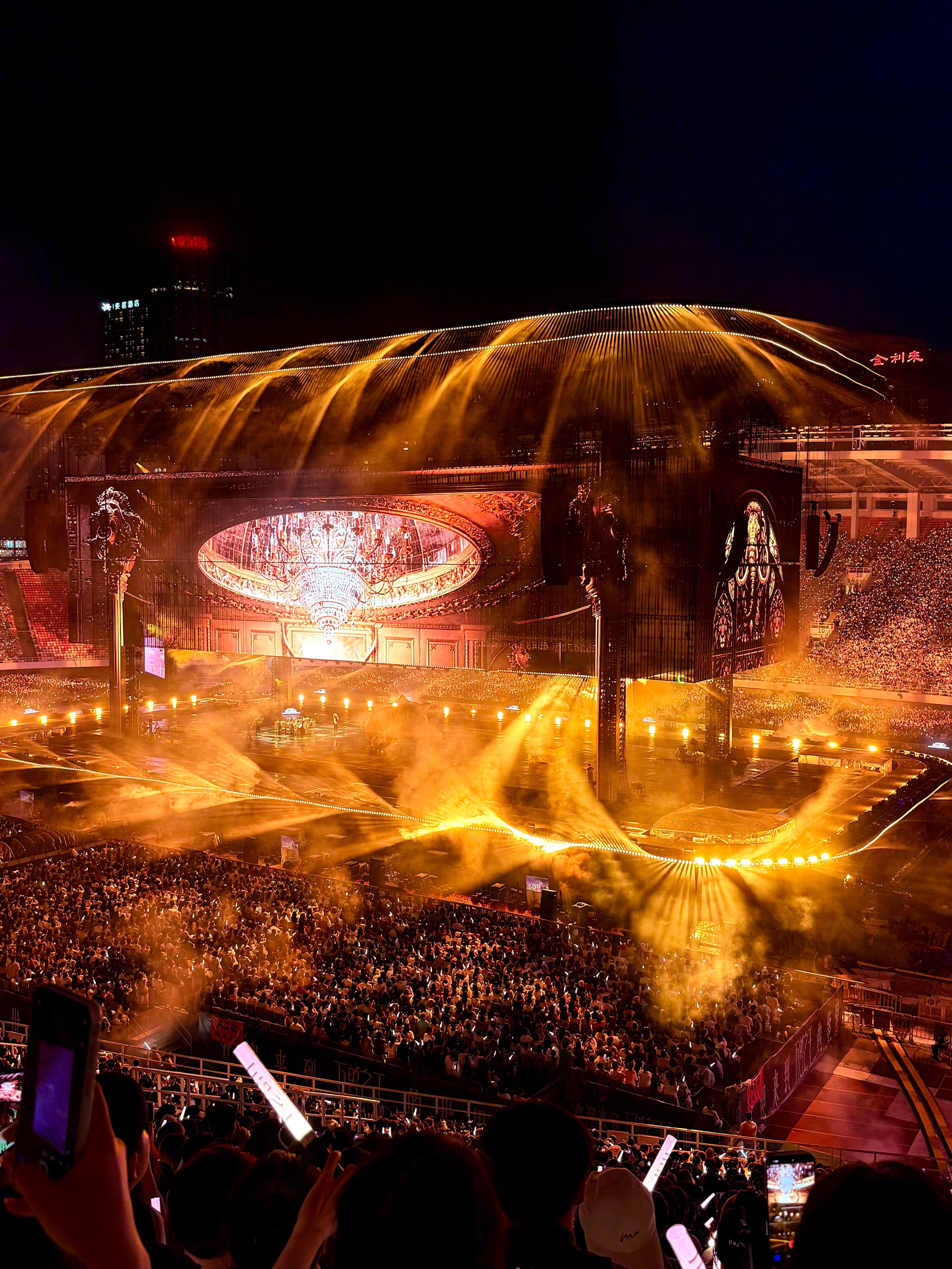 薛之谦演唱会卷上天了这么顶级的舞美和顶级的音响啊啊啊啊！谁不想急头白脸的在现场一